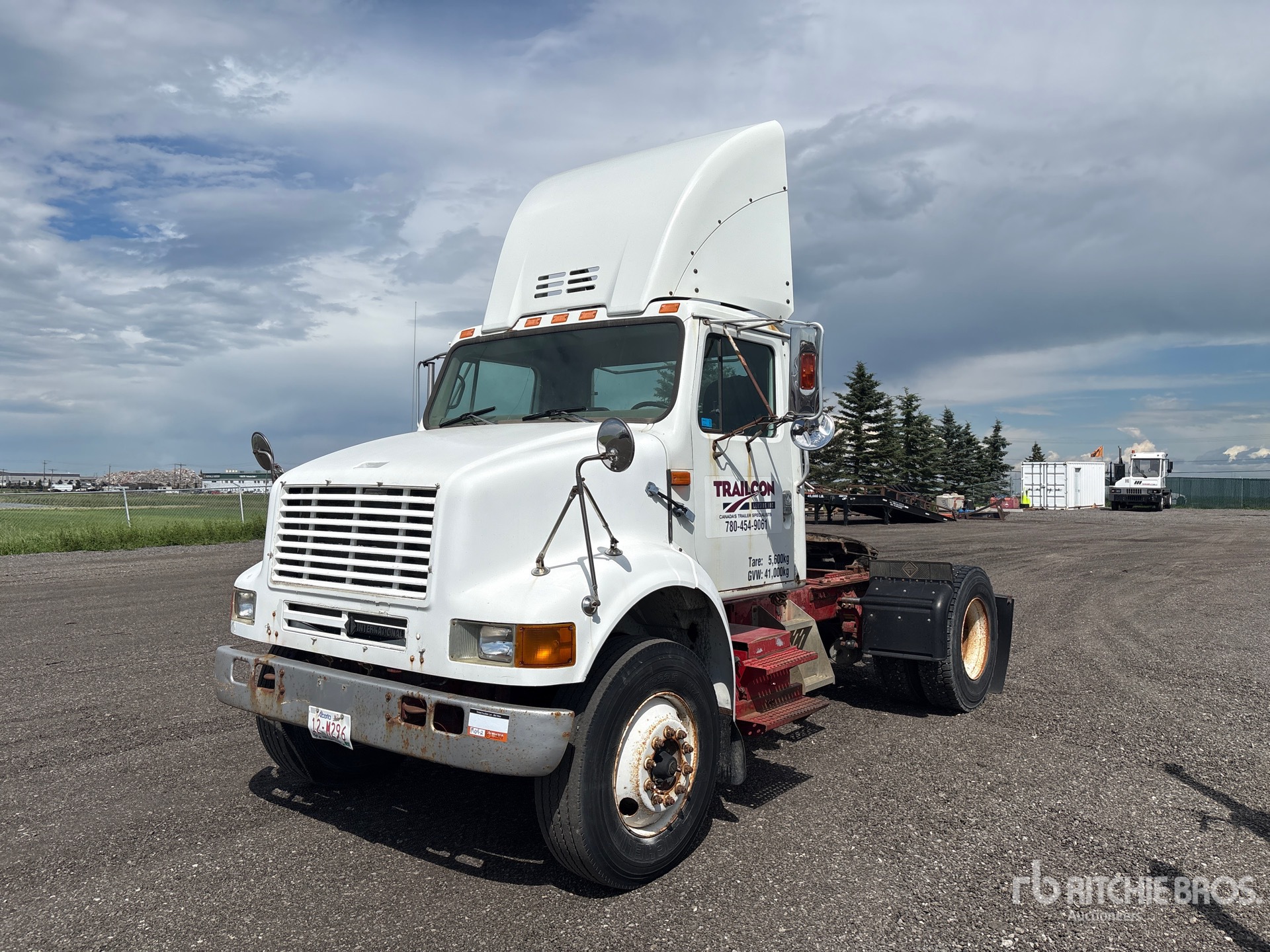 1998 International 8100 4x2 S/A Day Cab Truck Tractor (Inoperable)