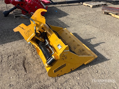 Brandt 42 in Q/C Hydraulic Tilting Excavator Bucket - Fits John Deere 60G