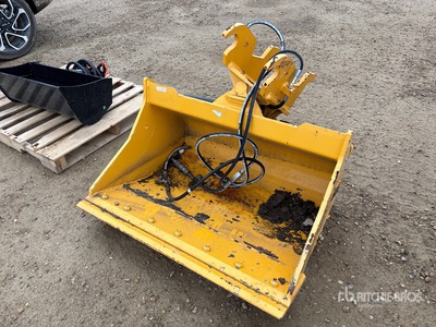 Brandt 42 in Q/C Hydraulic Tilting Excavator Bucket - Fits John Deere 60G