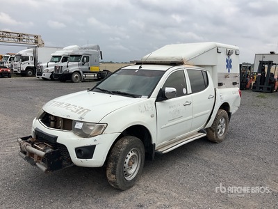 2012 Mitsubishi L200 4x4 Crew Cab Camioneta (INOPERABLE) / Pickup (Inoperable)