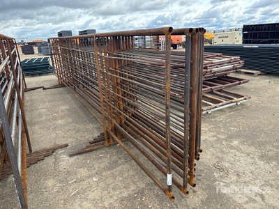 Quantity of (9) 23 ft 8 in x 4 ft 10 in شبكات سلكية لإبقاء الحيوانات
