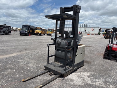 Crown SP3510-30 1900 lb Order picker