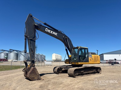 2013 John Deere 250G 油圧ショベル
