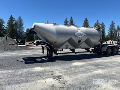 1974 Fruehauf T/A Tanker Trailer w/ 1980 Fruehauf T/A Pup Tanker Trailer