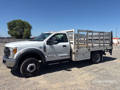 2017 Ford F-550 4x2 شاحنة مسطحة
