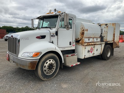 2006 Peterbilt 335 4x2 Camion de combustible y lubricacion