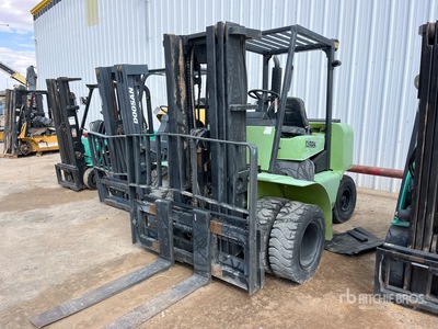 1998 Clark CGP40 7400 lb Pneumatic Tire フォークリフト