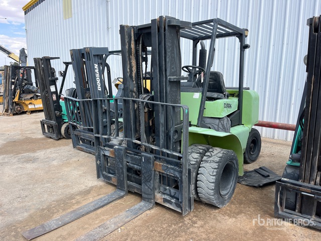 1998 Clark CGP40 7400 lb Pneumatic Tire Forklift