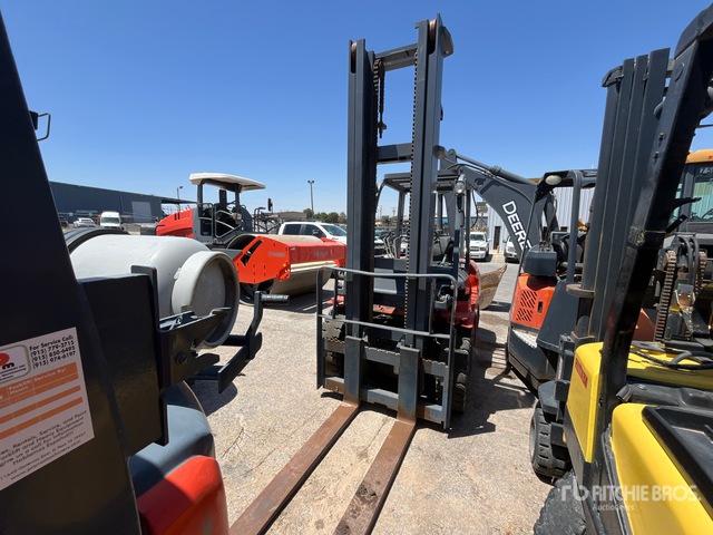 2005 Toyota 7FDU45 9500 lb Pneumatic Tire Forklift