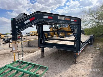 2014 Load Trail 15920 lb 30 ft Tri/A Gooseneck Equipment Trailer