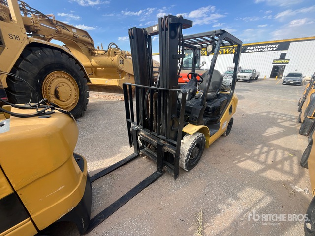 2013 Komatsu FG25T-16 4650 lb Pneumatic Tire Forklift