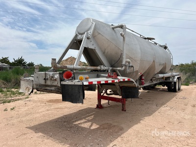 1976 Fruehauf 985 cft T/A Pneumatic Bulk Trailer