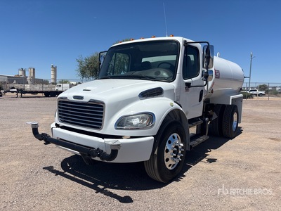 2014 Freightliner M2 106 2000 gal 4x2 Camion à eau