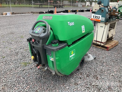 Tennant T600E Limpiadora de Pisos de Jalon (INOPERABLE) / を見 Sweeper (Inoperable)