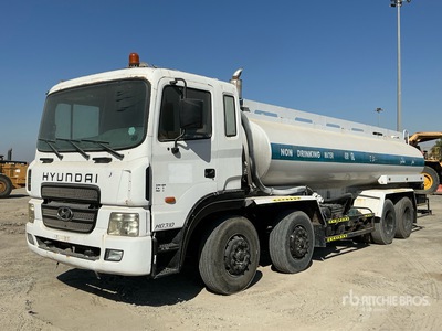 2013 Hyundai HD310 18000 L 8x4 Twin-Steer Sleeper 散水車