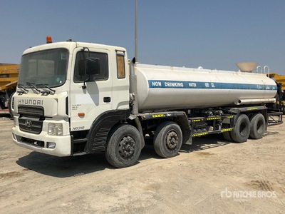 2015 Hyundai HD310 18000 L 8x4 Twin-Steer Sleeper Water Truck