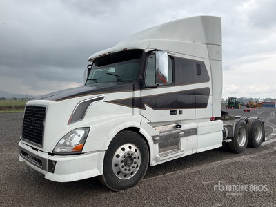 2013 Volvo VNL64T670 6x4 Tractocamion con Dormitorio / T/A Sleeper Truck Tractor
