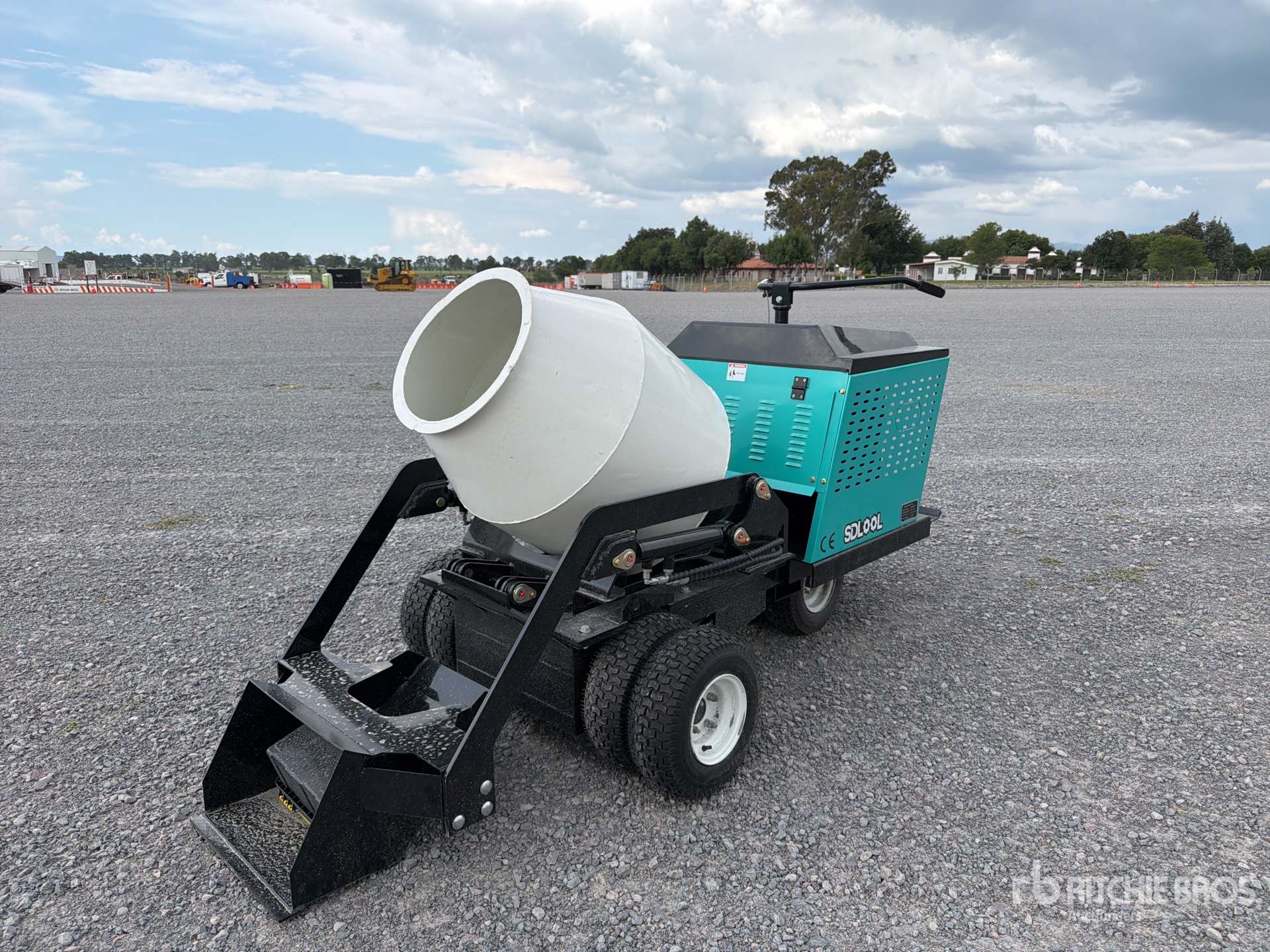 2026 SKLP SL-MT800D Stand-On Self-Loading Swivel Mini Revolvedora De Concreto (Sin Usar) / Mini Concrete Buggy (Unused)