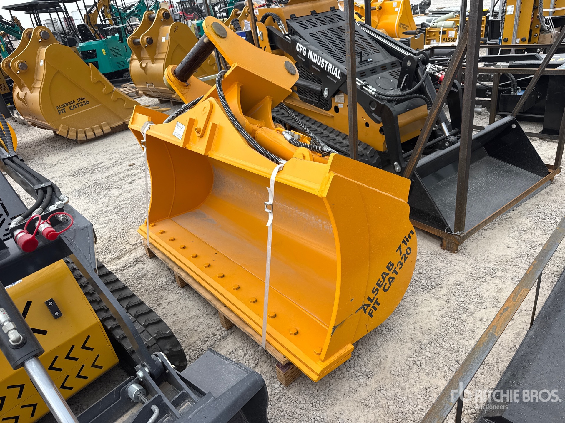 2026 LYALS ALSEAB320 71 in Tilting Excavator Bucket - Fits Cat 320 (Unused)