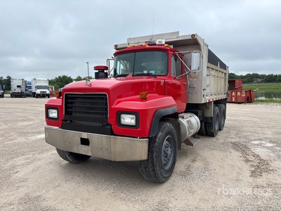 2001 Mack RD688S 6x4 T/A Dump Truck