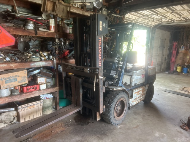 Komatsu FG30G11 4780 lb Pneumatic Tire Forklift