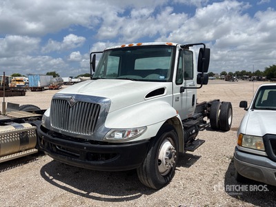 2003 International 4300 4x2 を見 Cab and Chassis