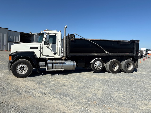 2015 Mack CHU613 8x4 Tri/A Dump Truck 2015 Mack CHU613 8x4 Tri/A Dump Truck