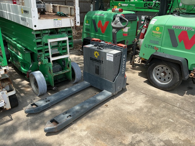 2022 Toyota 8HBW23 4500 lb Electric Pallet Jack