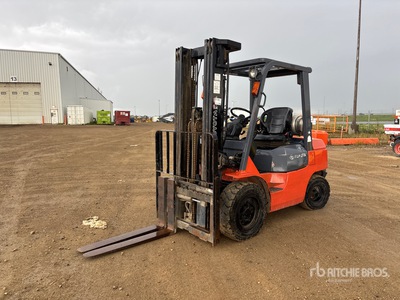 2005 Toyota 7FGU30 5620 lb Pneumatic Tire Forklift