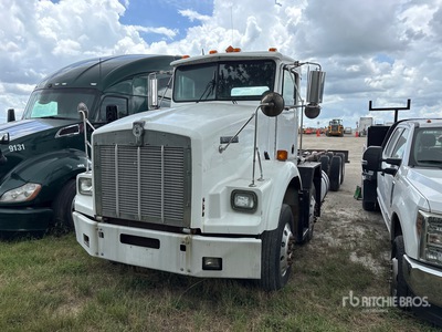 1999 Kenworth T800 8x4 Twin-Steer Fahrgestell (Inoperable)