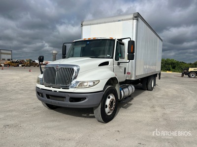 2016 International 4300 4x2 Furgoneta caja cerrada