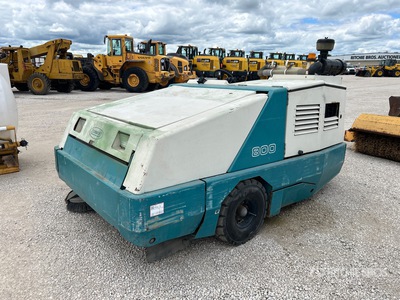 Tennant 800 Ride-On Sweeper