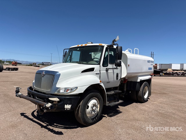 2013 International 4300 2000 gal 4x2 Water Truck