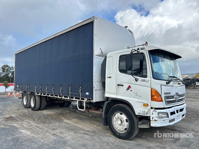 2007 Hino GH1J Camion con lona