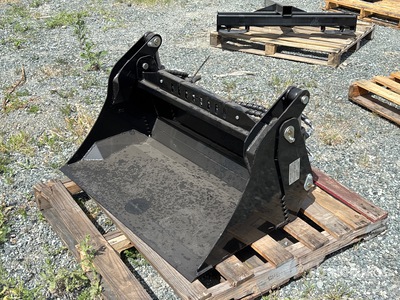 2026 GIYI GY-XKH39 39 in Multi-Purpose Mini Skid Steer Bucket (Unused)