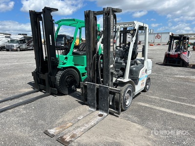 2015 Nissan MYG1F2A30V 5200 lb Cushion Tire Pneumatic Tire フォークリフト