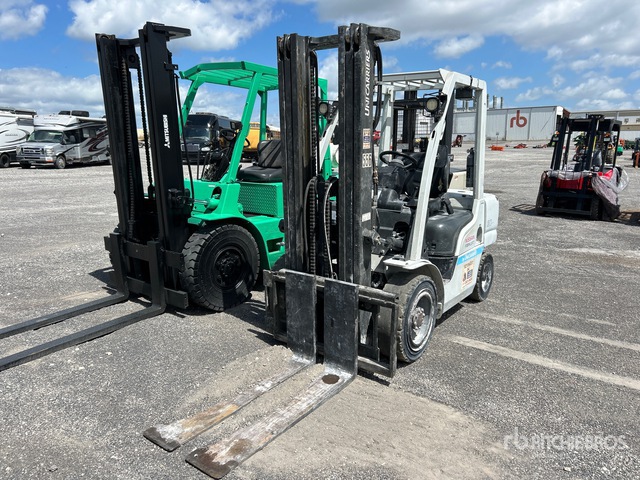 2015 Nissan MYG1F2A30V 5200 lb Pneumatic Tire Forklift
