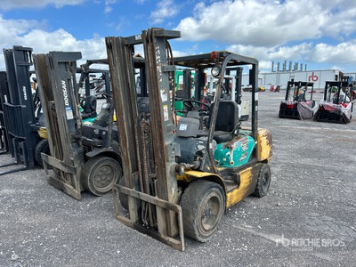 2005 Komatsu FD30T-14 4100 lb Pneumatic Tire フォークリフト (Inoperable)