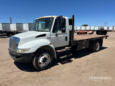 2009 International 4300 4x2 Platte vrachtwagen