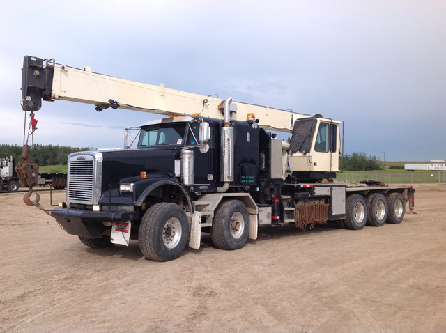 National Crane 1300 Straight Boom on 2005 Freightliner FLD120SD Truck