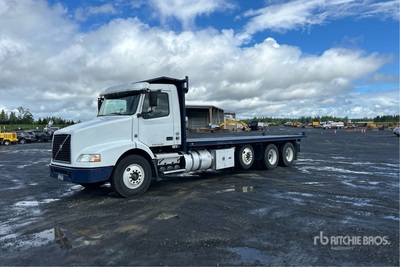 2015 Volvo VNM 8x4 Camión Caja Abierta