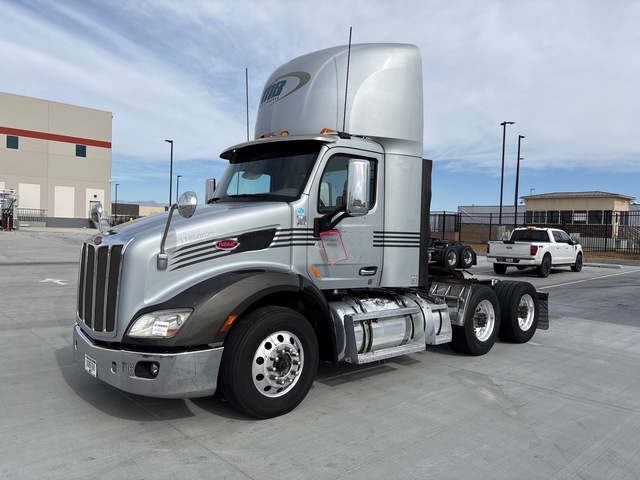 2018 Peterbilt 579 6x4 T/A Day Cab Truck Tractor 2018 Peterbilt 579 6x4 T/A Day Cab Truck Tractor