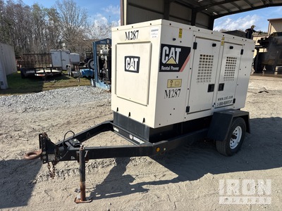 2016 Cat XQ35 27 kW Mobile مولد