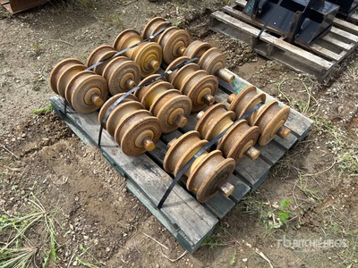 Quantity of (11) D6T Rollers Parti varie