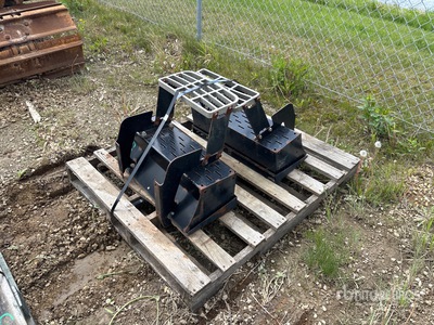 Quantity of (2) Case 385 Steiger Toolbox/Step Parti varie