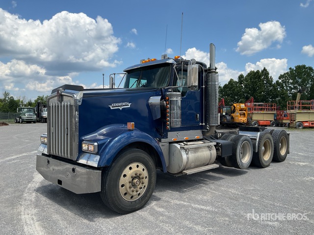 2004 Kenworth W900 8x4 Tri/A Day Cab Truck Tractor