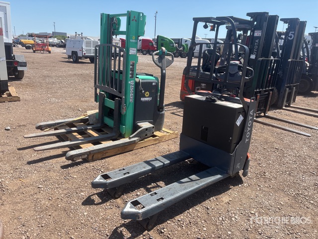 Toyota 8HBW23 4500 lb Electric Pallet Jack