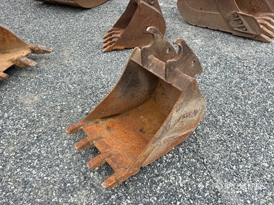 Accurate 22 in Q/C Digging Excavator Bucket - Fits Case CX55B