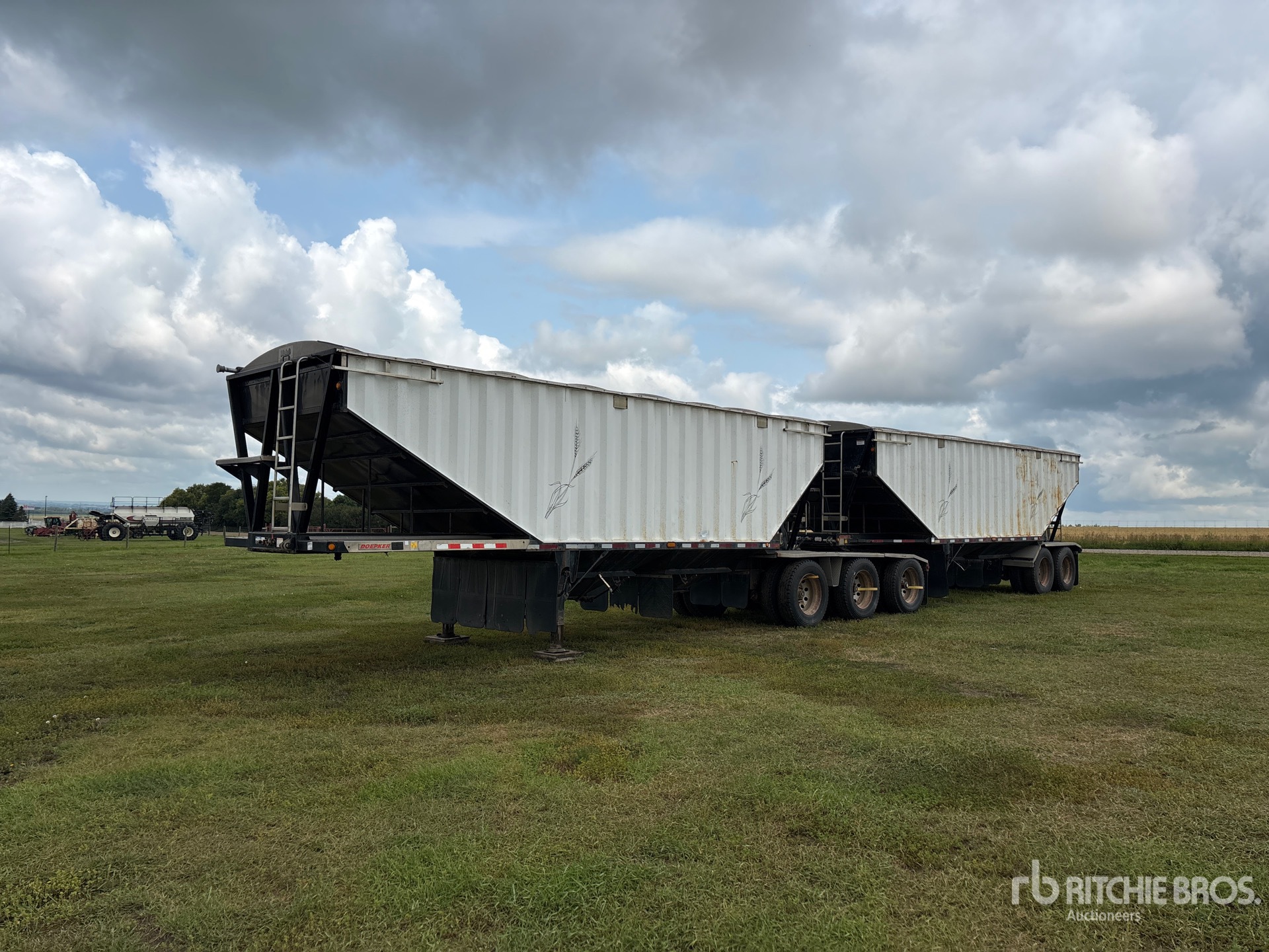 2006 Doepker 27 ft Tri/A Super B-Train Lead Grain Trailer