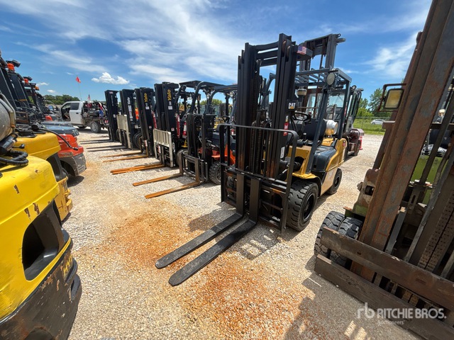 2020 Cat GP30N 5450 lb Pneumatic Tire Forklift